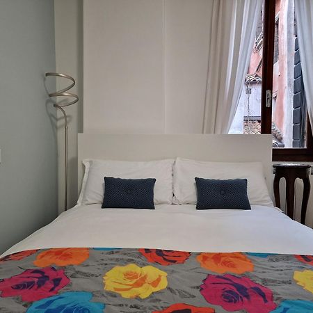 Veneziacentopercento La Forcola Apartment, Next To Rialto Bridge Luaran gambar